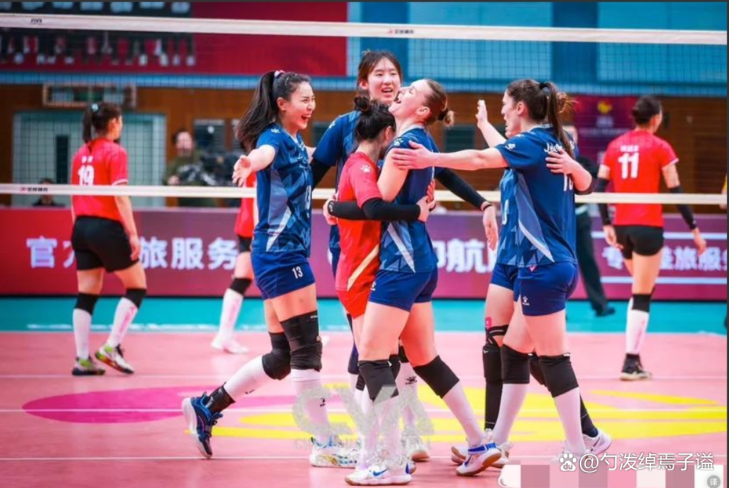 湖人终场绝投中国女排，观众欢呼！经典一战再现传奇